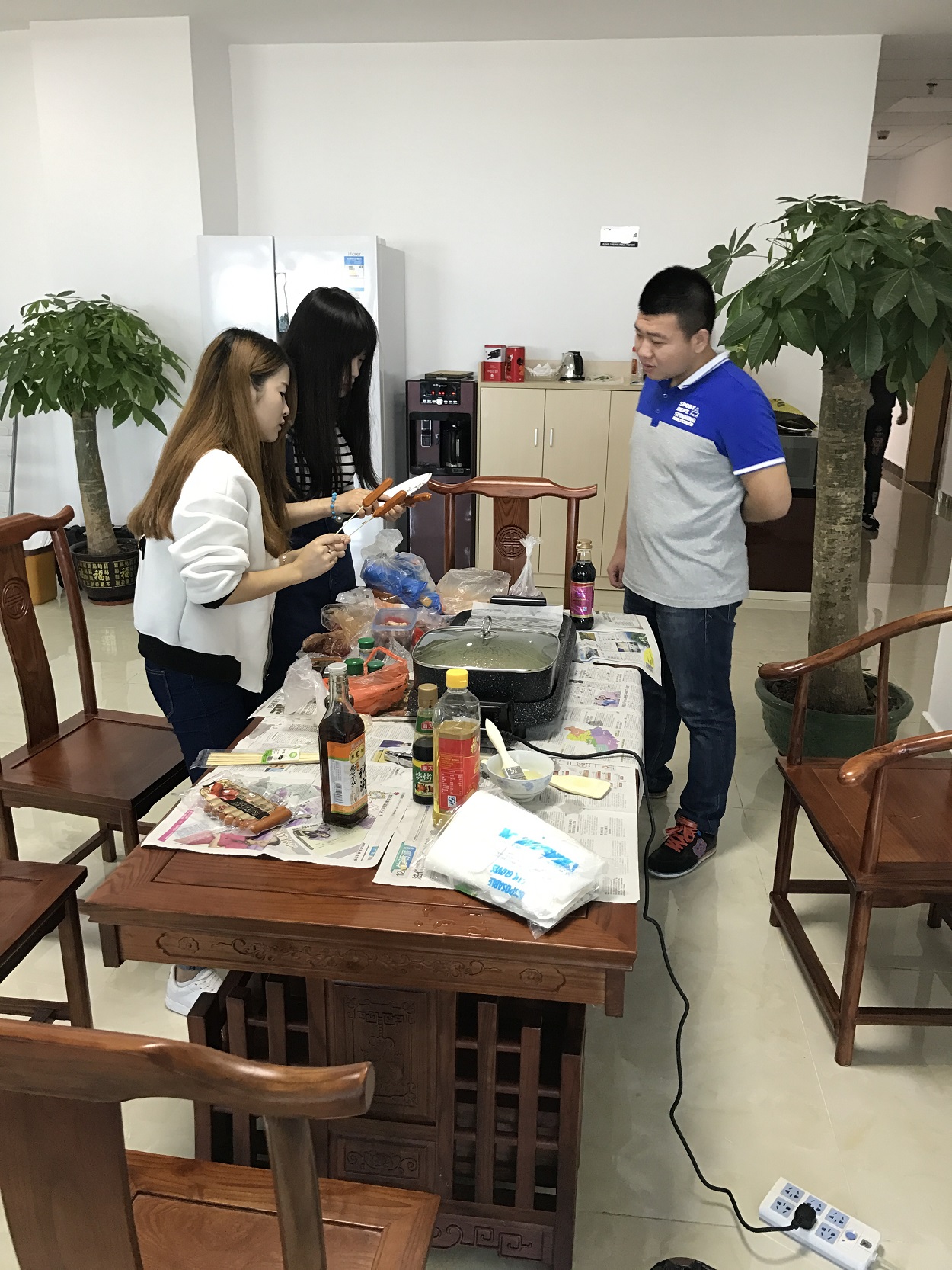 時(shí)運(yùn)電子員工自助燒烤大餐，生活多姿多彩