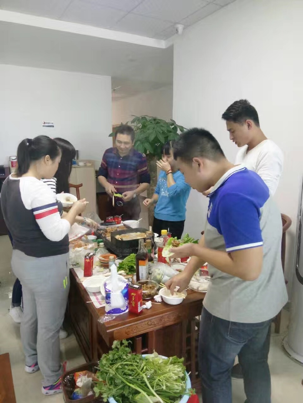 時(shí)運(yùn)電子員工自助燒烤大餐，生活多姿多彩